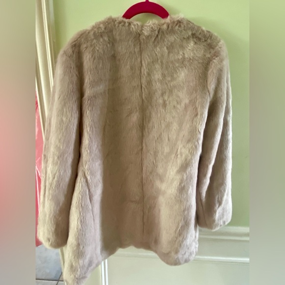 Ever new faux fur jacket !! - Picture 2 of 3